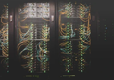 Cabos de rede e equipamento de comunicações em rack